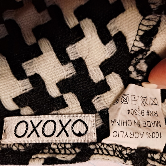 Houndstooth shawl - Picture 3 of 3